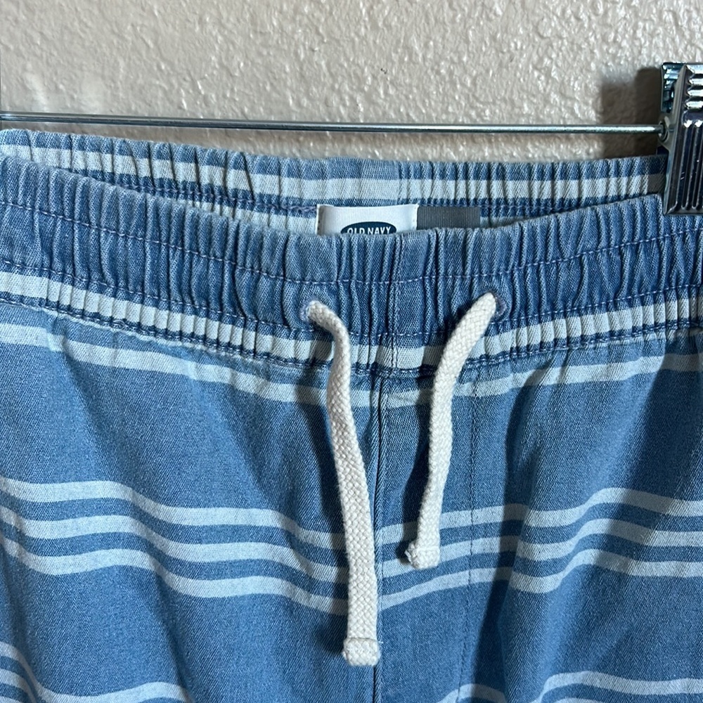Old navy shorts - Picture 2 of 3